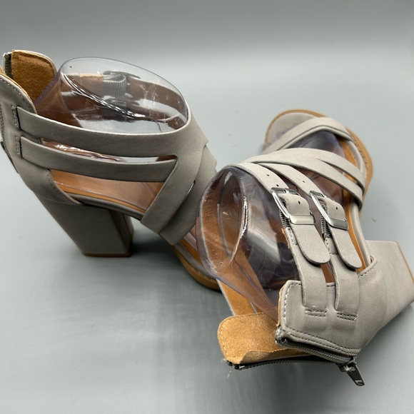 Charlotte Russe Gray Strappy Chunk Heel Open Toe Sandal Size 6 - Picture 9 of 14